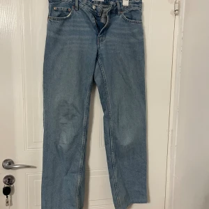 Ljusblå jeans från Gina tricot - Säljer ett par ljusblå raka jeans från Gina tricot i storlek 36. Klassisk femficksmodell med dragkedja och knapp framtill. Jeansen har en straight passform och är tillverkade i jeansmaterial. Perfekta för en avslappnad och stilren look.