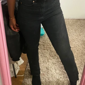 Grå/Svarta croppade jeans  - High waist, strl 34 pris kan diskuteras!💞