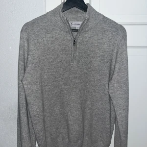 Kashmir half zip - Hej, säljer nu min 100% kashmir stickade half zip från S&T Studios, den är endast använd vid fåtal tillfällen. En stilren tröja med perfekt passform, helt perfekt inför denna säsong. Tröjan passar XS/S. Skick: 10/10. Tveka inte att höra av dig vid intresse eller funderingar.😁
