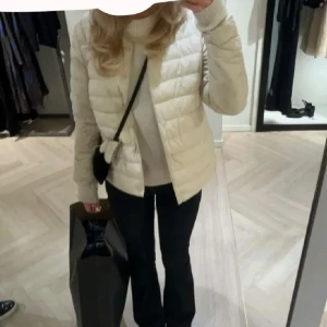 Ljusbeige uniqlo jacka - Jätte populära uniqlo jackan i creme vit, använd förra  hösten men har ett  bra skick