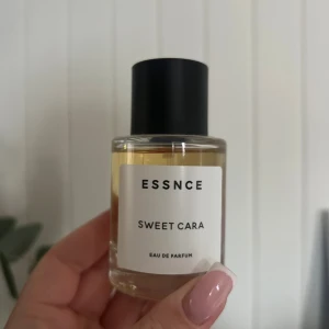 Essnce Sweet Cara - Säljer sweet cara ifrån essnce då den inte kommer till användning. Endast använd fåtal gånger och nästan full flaska. Doftar som sol del Janeiro 62