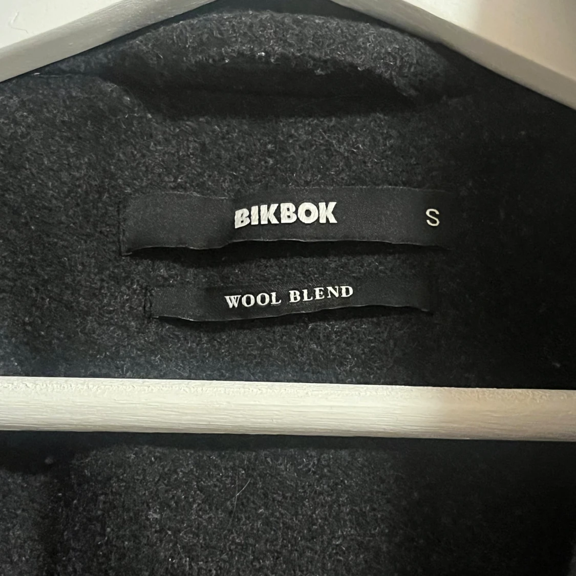 Svart/grå ullkappa från BikBok, stl S - 1