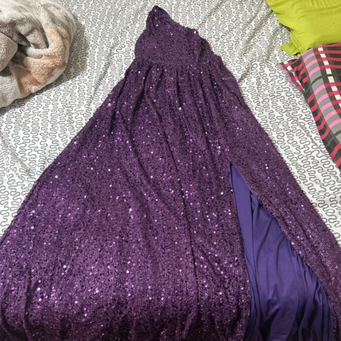 Lila glittrig långklänning oneshoulder
