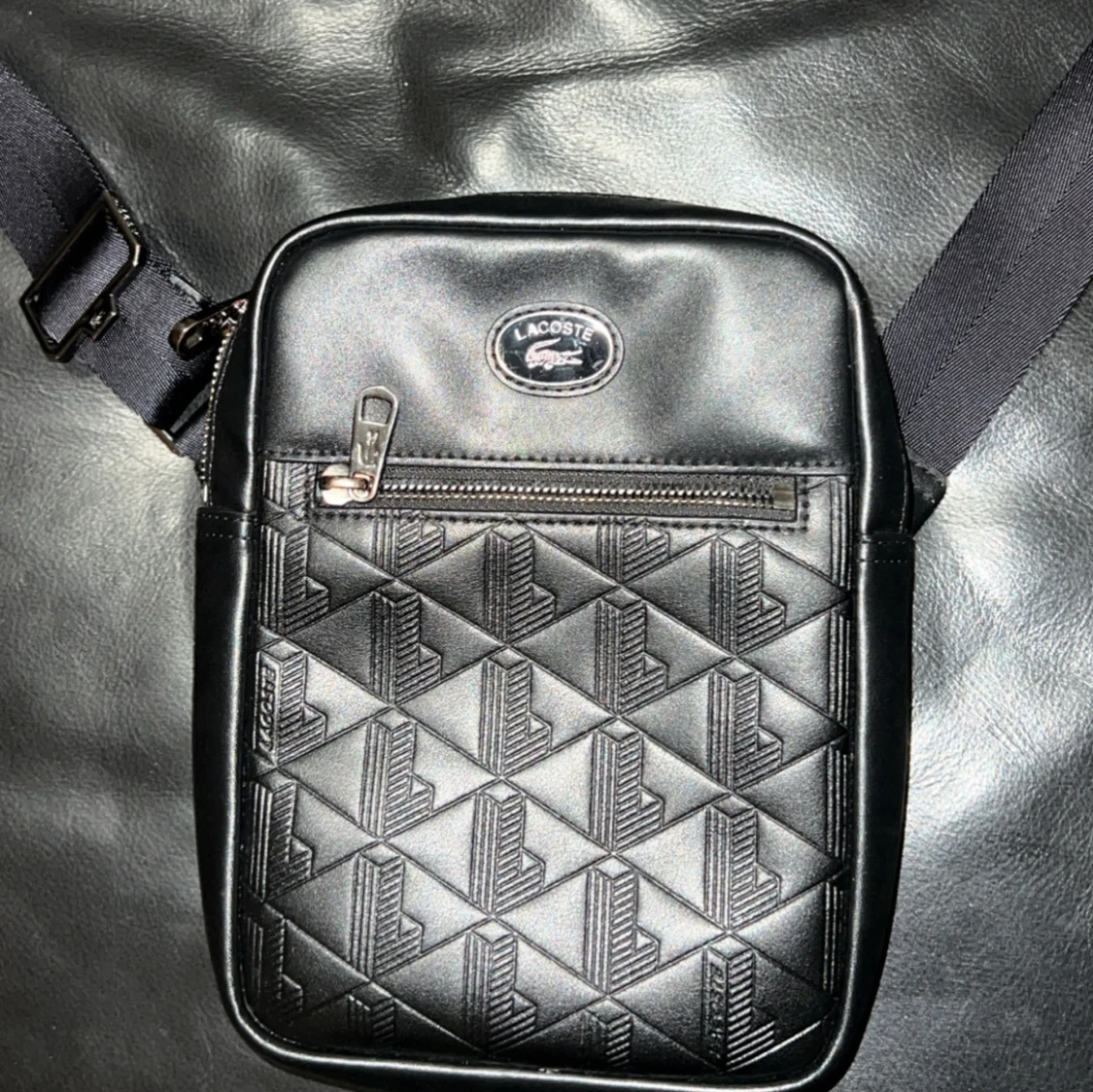 LACOSTE AXEL VÄSKA I LÄDER. (Pris kan diskuteras vid snabb affär)