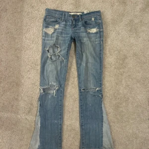 Lågmidjade snygga jeans🥰🥰 - Säljer nu ett par så fina lågmidjade jeans från Abercrombie & fitch då jag inte gillar hur de sitter på mig!❤️❤️så fina och coola, de är utsydda längst ner men blir som en cool detalj!!Skriv vid frågor osv!!❤️Storlek W24 L31