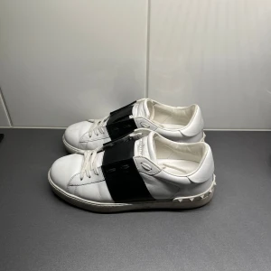 Valentino skor  - Svarta valentino skor i storlek 40 men passar även 41. Skorna är i bra skick och kommer med dustbag.