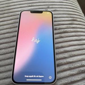 iPhone 14 - Snygg vit iPhone 14 i mycket gott skick. Skärmen är fri från repor och baksidan är ren utan synligt slitage. Säljs pga ny iPhone 17. Slumpas bort billigt så skambud undanbes. Finns i Halmstad om man vill komma själv o titta på den 😊