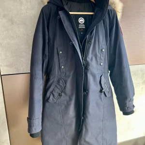 *Intressekoll* Canada Goose parka  - Säljer nu en mörkblå parka från Canada Goose med dunfoder, huva med äkta päls och klassisk logga på ärmen. Jackan är perfekt inför vintersäsongen❄️Jackan är i storlek Dam S. |Endast jackan ingår i köpet| Skriv pm om du vill komma med bud eller har några funderingar.