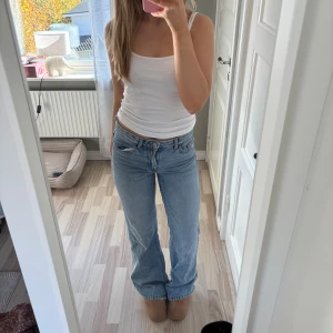 Ljusblå bootcut jeans - Snygga ljusblå jeans med bootcut-modell och låg midja. Jeansen har klassisk femficksdesign och är tillverkade i mjukt denimtyg. Perfekta för en avslappnad och trendig look.