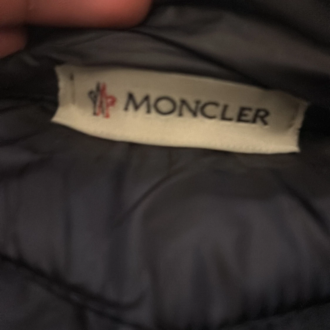 Svart dunväst från Moncler med huva - 2
