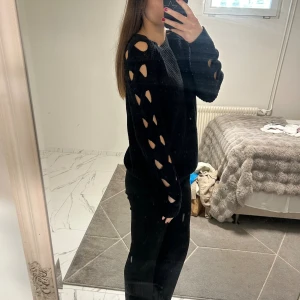 Svart stickad tröja med hål från Gina Tricot - Säljer en svart stickad tröja från Gina Tricot i storlek L. Tröjan har långa ärmar med coola håldetaljer längs hela ärmen och en rund halsringning. Har storlek S och passar väldigt bra på mig❤️
