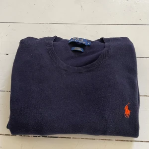 Polo Ralph Lauren tröja - Snygg mörkblå tröja från Polo Ralph Lauren. Storlek S, bra skick inga defekter.