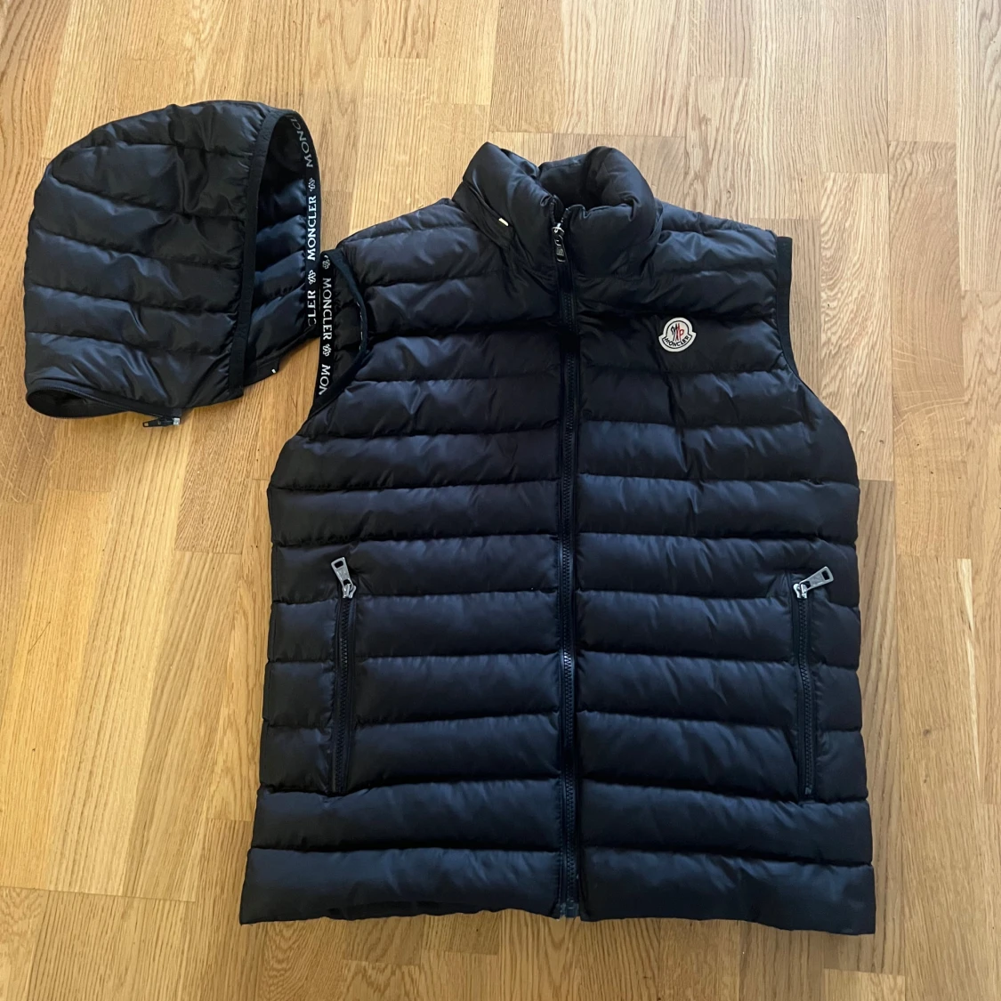 Svart väst från Moncler med luva  - 1