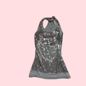 Vintage top med paljetter  - Säljer ett grått linne från X-Y Xinying med glittriga paljetter på framsidan. Materialet är mjukt och stretchigt, perfekt till exempelvis fest🥂💕