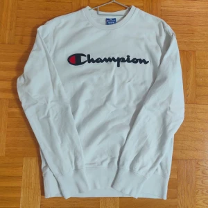 Champion Tröja - Vitt Champion tröja i storlek M, Bra skick inga skador eller liknande, Hör av er vid intresse eller frågor. PRIS KAN DISKUTERAS!