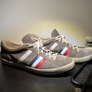 Moncler skor 43,5  - Ett par italienska mocka Moncler skor bra skick eftersom jag fått dem fixade, stilrena o riktigt feta/Äkta