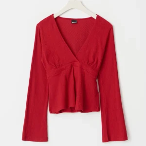 Röd omlottopp med knyt - Gina Tricot🤍 - säljer en röd omlottopp med knyt , köpt från Nelly men originellt ifrån Gina tricot💕💕 toppen är i toppskick & kommer inte till användning så ja säljer vidare den💘💌