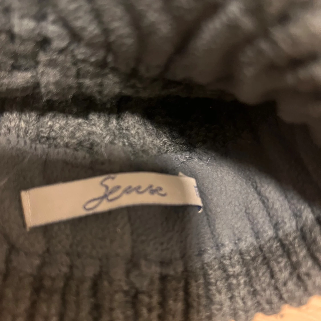  Mörkgrå kabelstickad mössa med pälsboll - 3