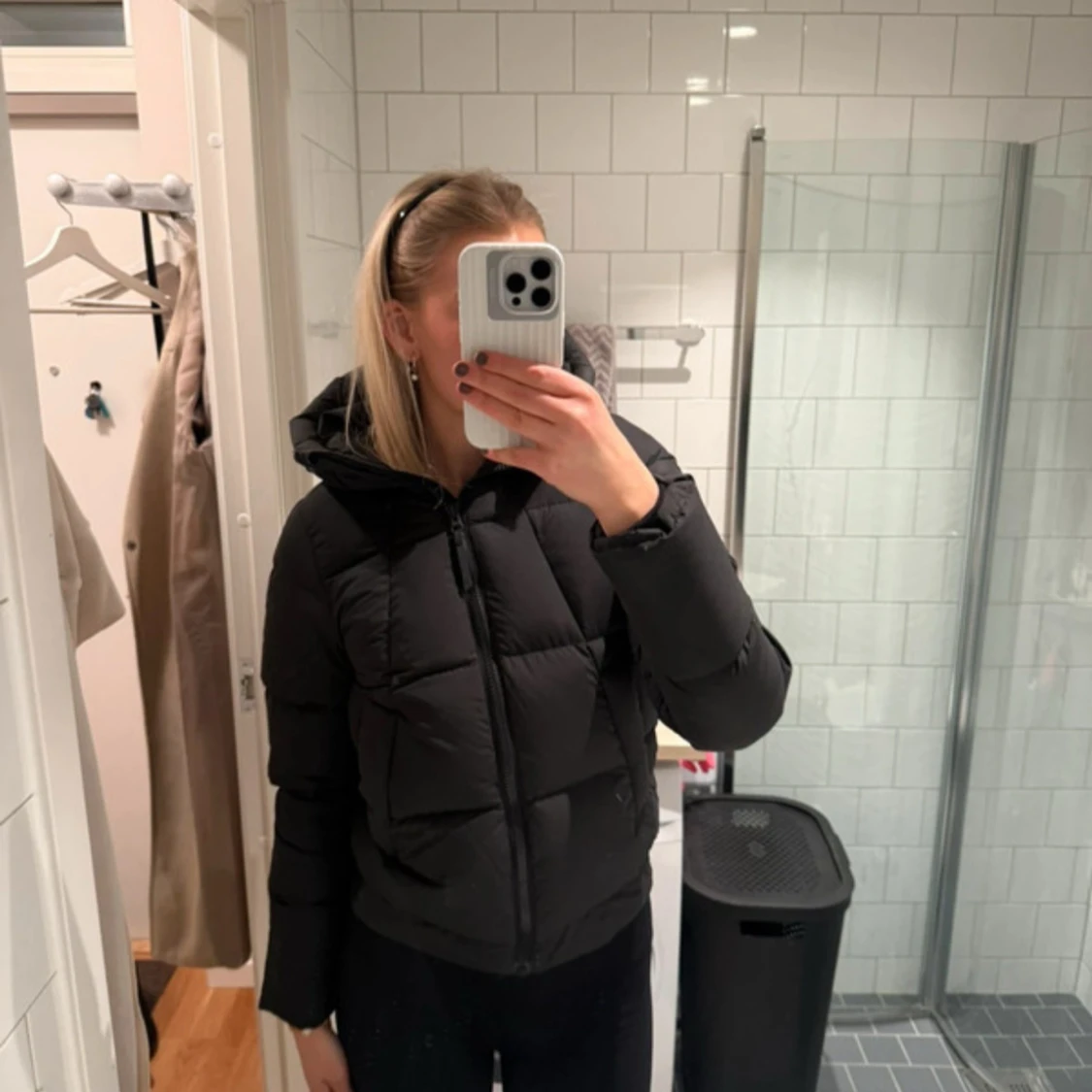 Svart pufferjacka Peak Performance