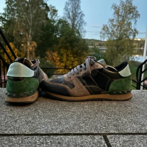 Valentino Rockrunners - Otroligt stilrena valentino rockrunners i en snygg camouflage färg. Skorna har snörning och är en blandning av mocka och läder! Hör av er vid intresse då priset är unikt bra!