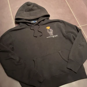 Polo bear hoodie från Ralph lauren - Tjena, säljer nu en sjukt snygg Ralph lauren hoodie med polo bear logga!😀perfekt nu till hösten🍁🍂 tröjan är i sjukt bra skick. Hör av er vid frågor eller funderingar, priset är ej hugget i sten😀🙌