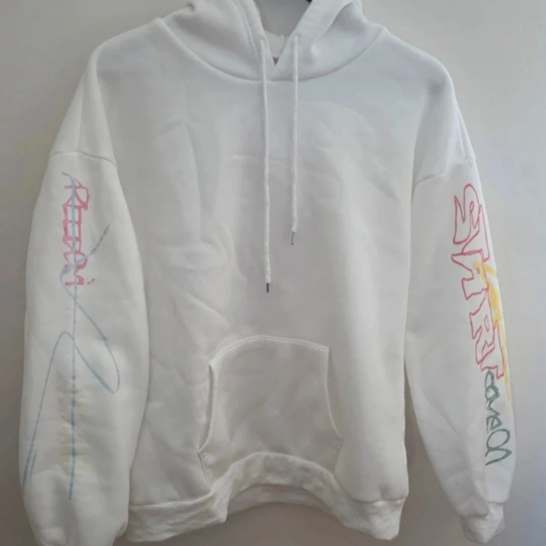 Vit hoodie med grafiskt graffiti tryck - 4