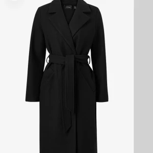 Svart lång kappa med bälte - Snygg svart kappa med klassisk krage och knytbälte i midjan. Lång modell med raka linjer och två sidofickor. Perfekt för dig som gillar stilrena och tidlösa plagg. Långärmad och passar till många olika outfits. Från gina använd 3 gånger 