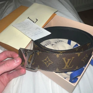 Louis Vuitton skärp, Authentiskt - Äkta Louis Vuitton bälte, kommer med originalkvitto, originallåda osv, spännet sitter lite löst men fungerar ändå. Hör av er för att få fler bilder eller vid andra funderingar.
