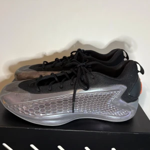 Adidas Ae1 basketskor - Säljer mina Ae1 då de inte längre kommer till användning. De är sparsamt använda och har fortfarande mycket liv kvar i sig. Box och extra  snöre kommer även med. Skriv bara ifall ni har några funderingar, pris kan diskuteras privat:)