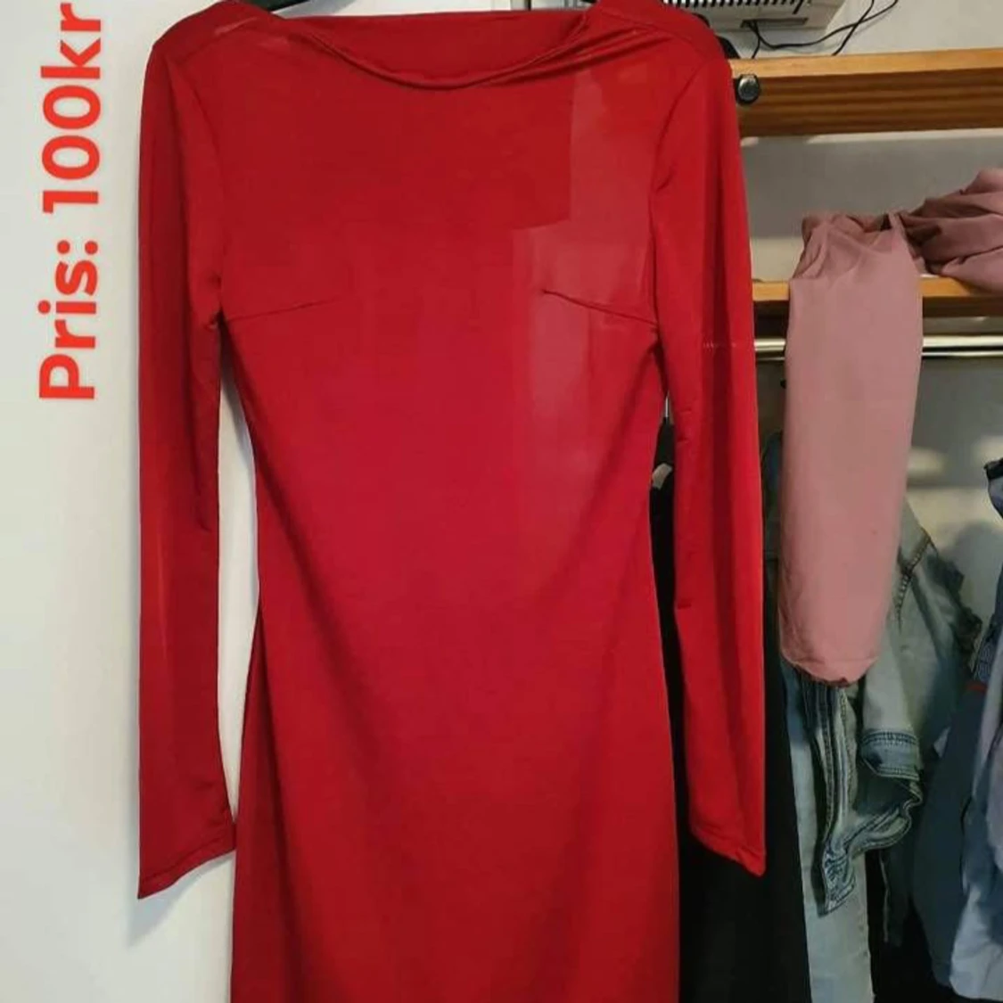 Röd långärmad klänning med öppen rygg strl: XS