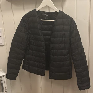 Svart dunjacka från Uniqlo XS - Svart, ultralätt dunjacka från Uniqlo i storlek XS. Jackan har ett quiltat mönster, rund hals och stängs med knappar framtill. Materialet är syntet. Säljer denna då den tyvärr har blivit lite för liten💗 (inget hål i jackan, jackan har fickor) jackan kostar 749kr på hemsidan men säljer för 359kr+frakt🫶🏼