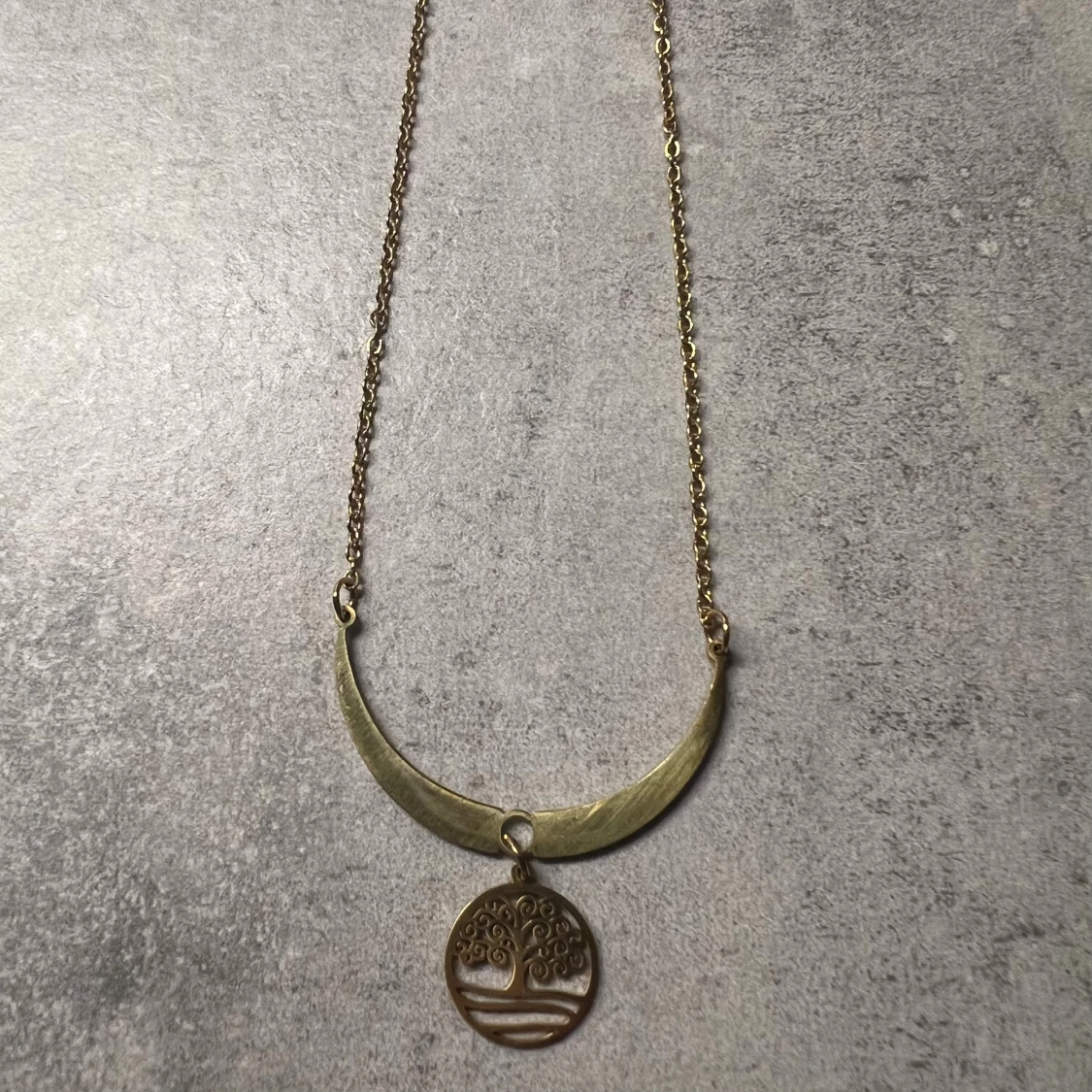 Guldigt halsband med livets träd