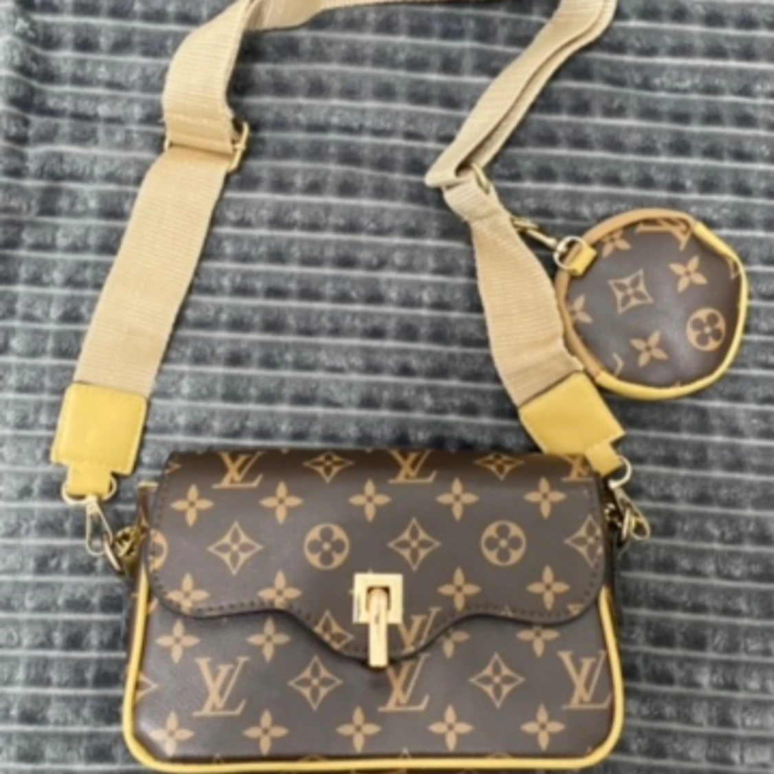  brun axelväska med monogram