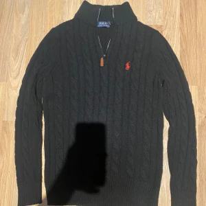 Svart Quarter zip Polo Ralph lauren  - Storlek L men sitter väldigt tight, mer lik M. 