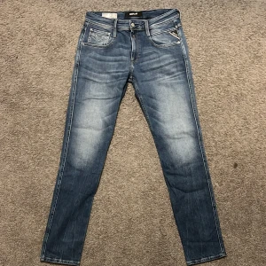 Replay Anbass Jeans - Tja säljer nu ett par Replay Anbass jeans i storlek W29 L32 för endast 399kr! Pris är ej hugget i sten, hör av er i dm vid funderingar 🙌