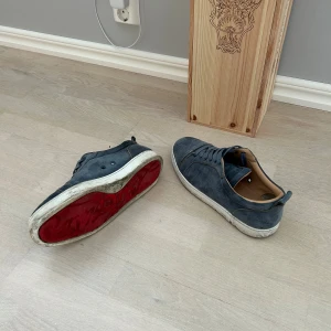 Christian Louboutin  - Säljer mina loobs nu då jag tröttnat på dom. De behöver en tvätt och har lite skavanker här och där. Kan dra ner priset vid snabb affär.