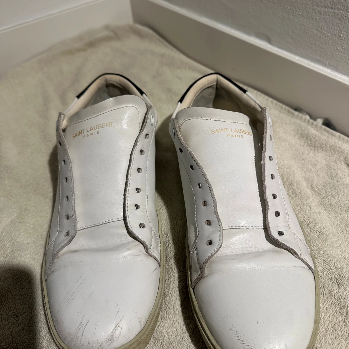 Saint Laurent vita sneakers i skinn - 1