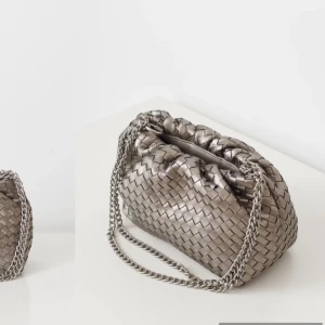 Silver axelväska från Gina Tricot - Snygg axelväska i flätad silverfärgad syntet från Gina Tricot. Pris kan alltid diskuteras vid snabb affär!💕