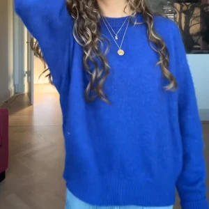 Kornblå stickad tröja  - Säljer en snygg blå stickad tröja ifrån zara, hör av er vid frågor!!😇