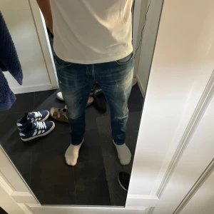 Dondup jeans - Säljer ett par blå jeans från dondup med snygg tvätt och snygga slitningar. Storleken är 35 men sitter mindre. Passar mig med storlek 30-32. Vid någon fråga är de bara o skriva🙌