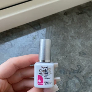 Depend Gel iQ Feel the Beat - Depend Gel iQ Feel the Beat är ett gelnagellack med UV/LED-teknologi. Kommer i en liten vit flaska med silverfärgat lock och rosa detaljer. Perfekt för dig som vill ha snygga och hållbara naglar med salongskänsla hemma. ALDRIG ANVÄND! Går inte att köpa på lyko eller apotea ”produkten har utgått ur sortimentet”