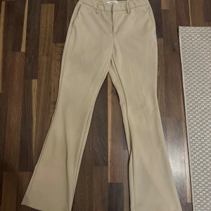 Beige only kostymbyxor - Dessa kostymbyxor är från only och köptes för 499kr, använda 1-2  gånger och är som nya, säljs för 199kr