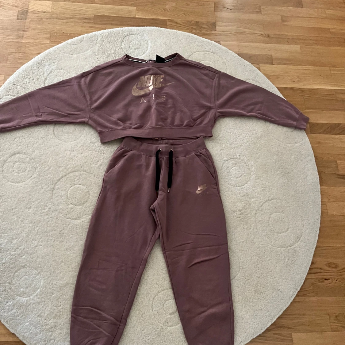 Lila croppad Nike Air sweatshirt