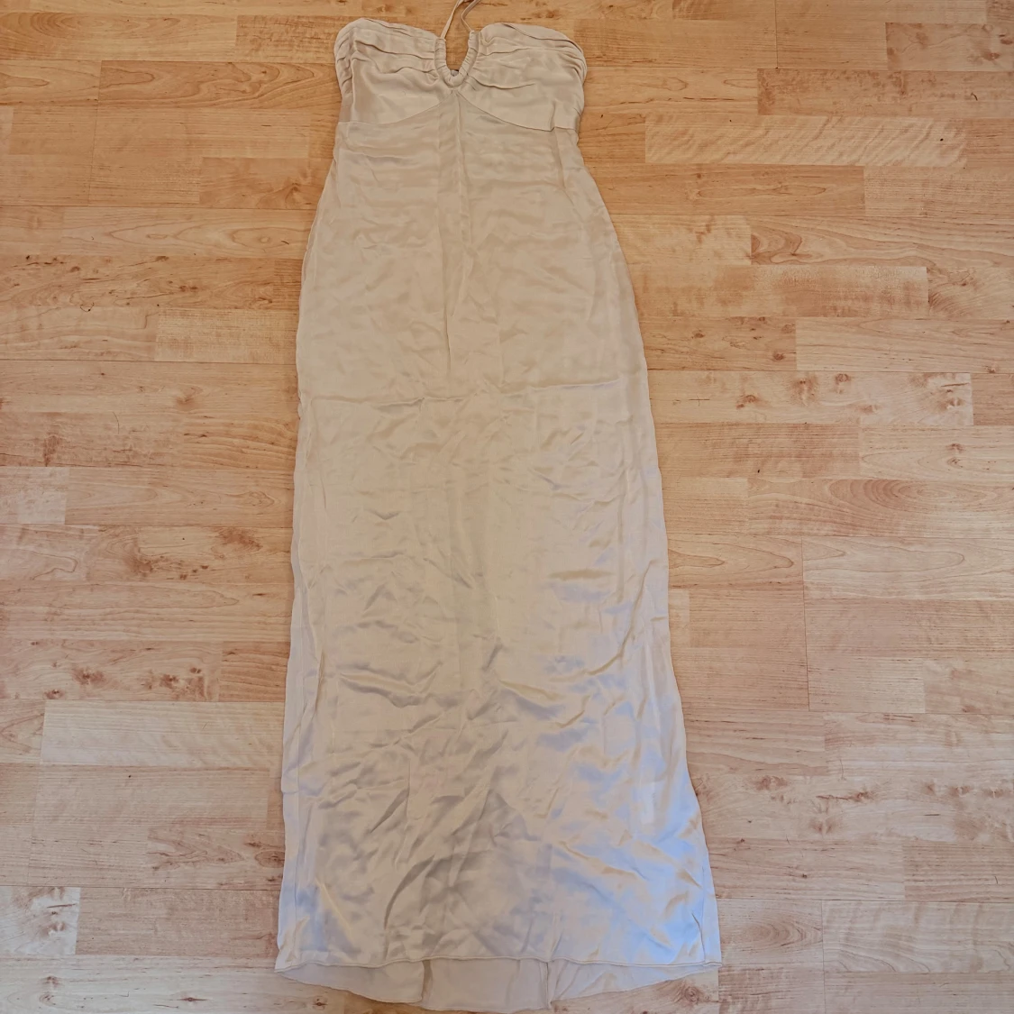 Krämfärgad långklänning från Àvora