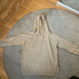 Beige och ljusgrå hoodies med huva - Två stilrena hoodies i beige och ljusgrått med klassisk huva och snörning. Båda har långa ärmar och ribbade muddar vid ärmslut och nederkant. Perfekta för en chill och avslappnad look. Materialet känns mjukt och skönt mot huden. dom är i storlekarna small, passar till längd vid 160 cm - 170 cm, priset kan diskuteras