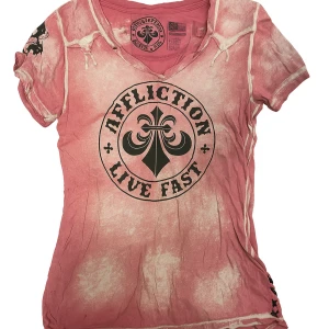 Affliction rosa t-shirt med tryck - Cool rosa t-shirt från Affliction med svart tryck framtill och stora vingar på ryggen. Tröjan sitter som en L. Tröjan har även coola stitches nere, på sidan av tröjan.