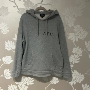 A.P.C hoodie - Tja! Säljer nu en snygg A.P.C hoodie i storleken M. Märket på framsidan har en liten fade men det är inget som syns om man inte kolla noga. Hör av dig om du har några som helst funderingar:)