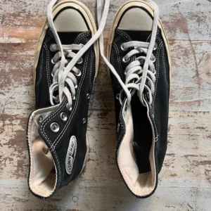 Converse - Svarta converse i storlek 40. Mycket gott skick och inga hål alls. Priset går att diskuteras!!