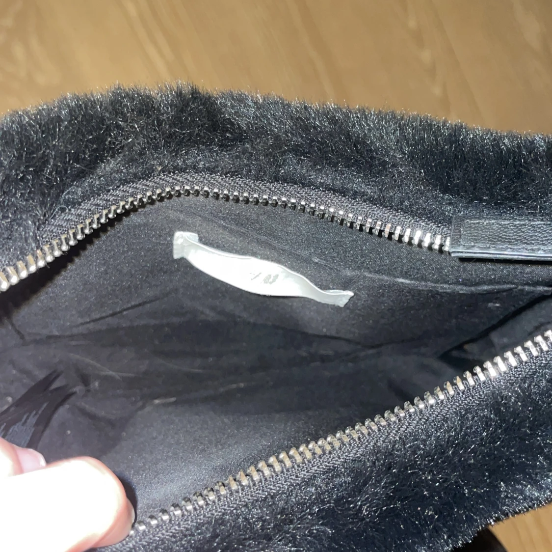 Svart pälsig axelväska från H&M - 2