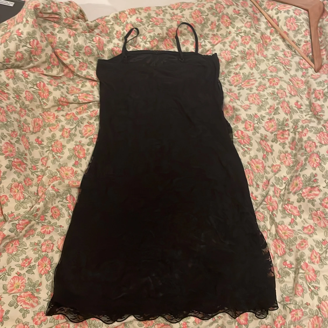 Svart spetsklänning med rosett - 3